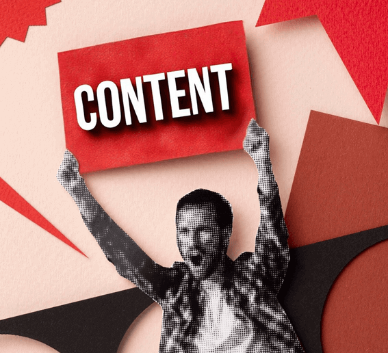 אדם אוחז בשלט שכתוב עליו CONTENT